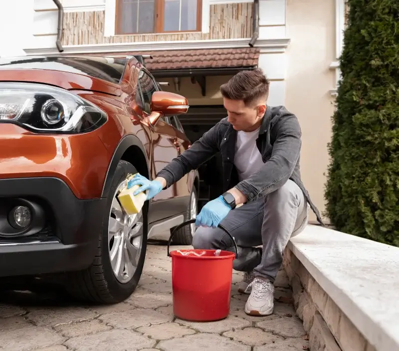 Lavage auto à domicile Saint-Bonnet-des-Bruyères : professionnel intervenant sur un véhicule